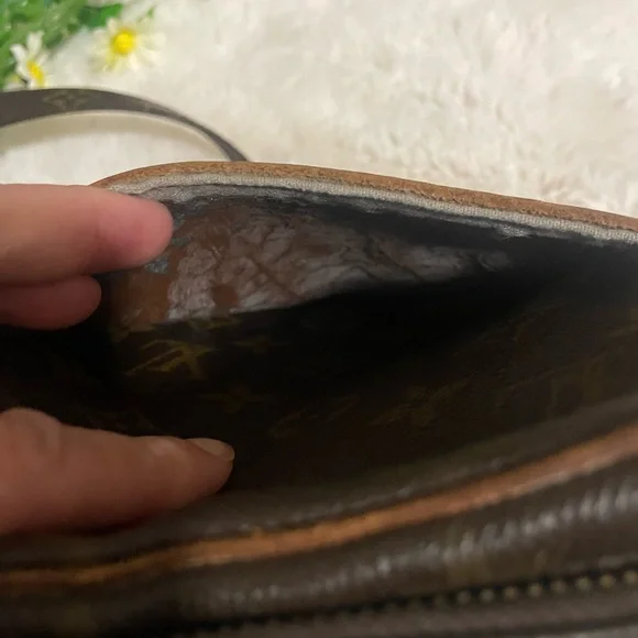 Authentic LV Vintage Crossbody bag - Picture 6 of 11